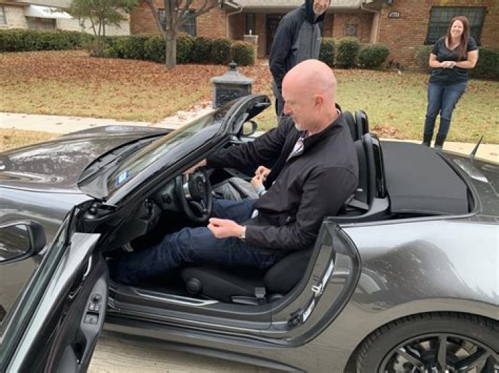 Can a 6 foot person fit in a Smart car?