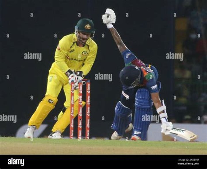 Can wicket-keeper stump overarm?