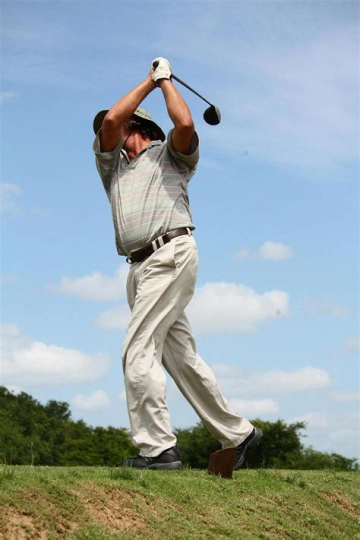 Can you play golf with right foot back?