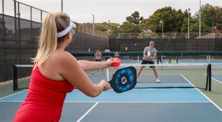 Can you switch hands when playing pickleball?