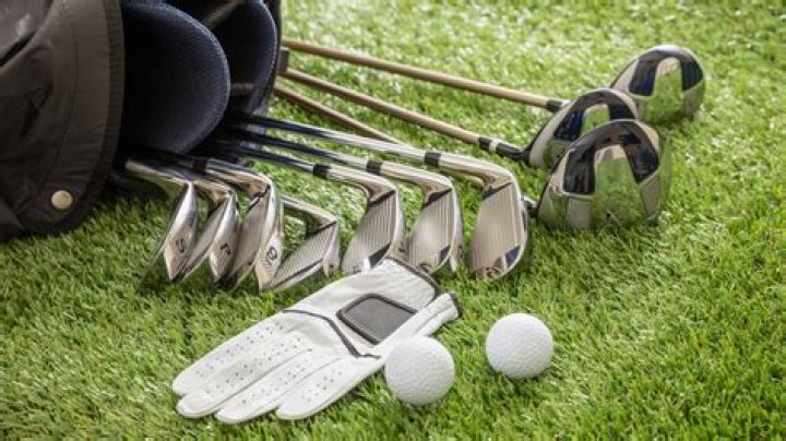 Do beginners need a full set of golf clubs?