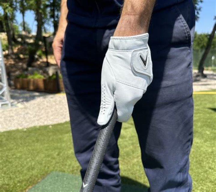 Do pro golfers wear gloves?