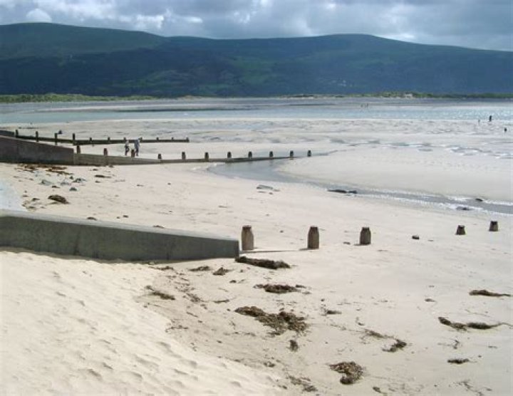 Does barmouth have a sandy beach?