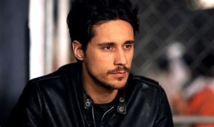 Does James come back in Queen of the South?