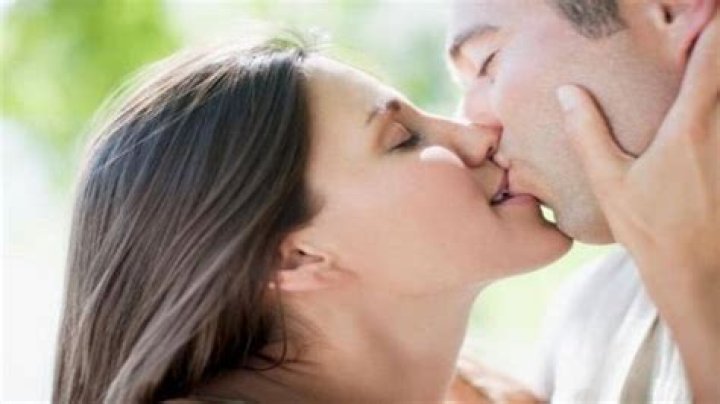 Does kissing reduce weight?