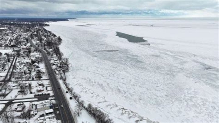 Does Lake Ontario ever freeze over?