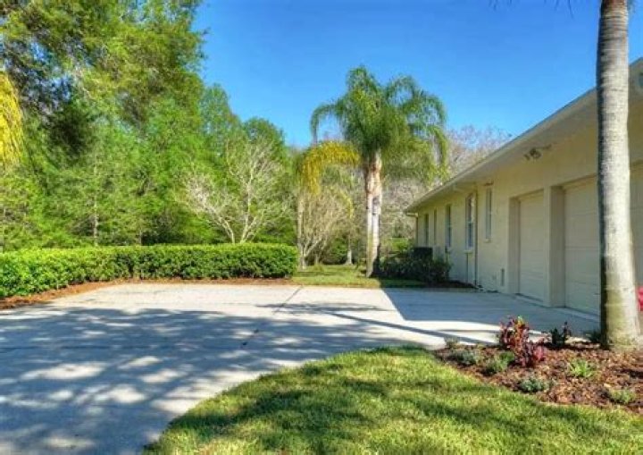 Does Rob Gronkowski have a house in Tampa?