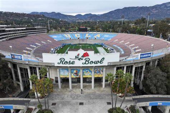 Does Rose Bowl have artificial turf?