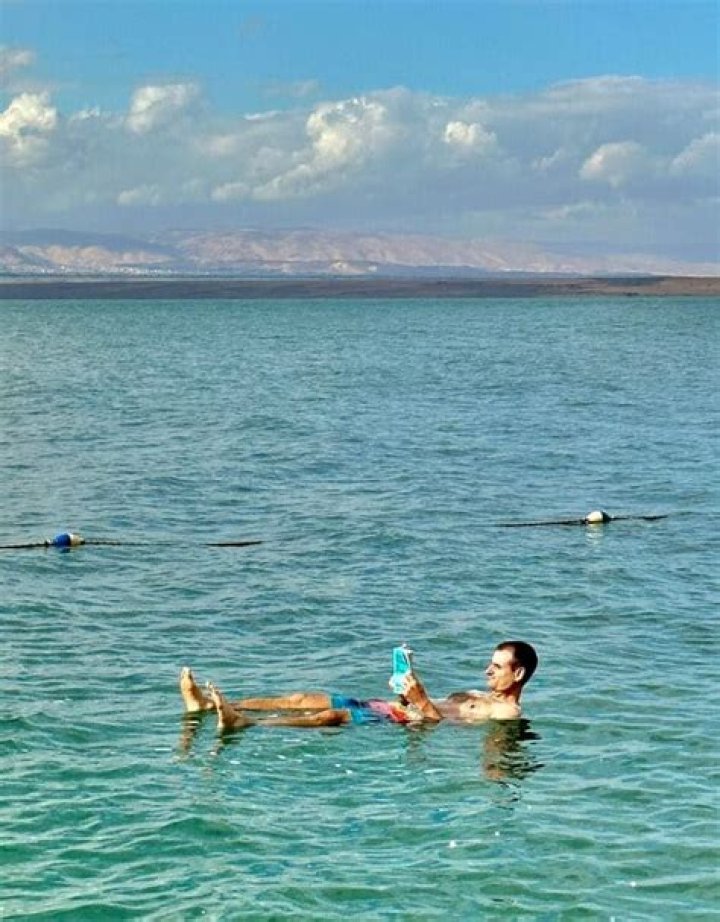 Does the 14 lb bowling ball float in the Dead Sea?