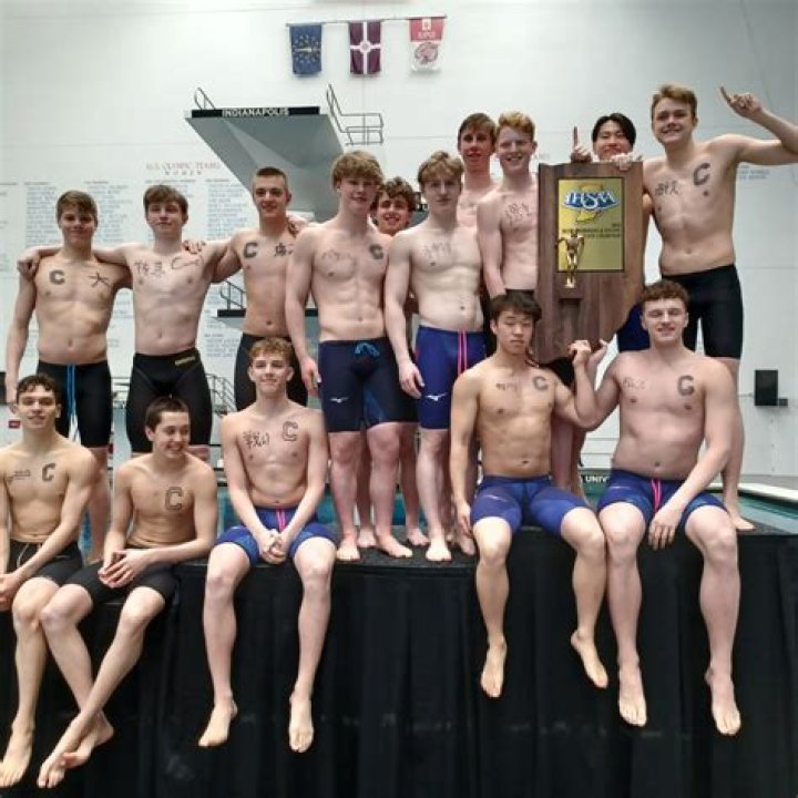 How are points scored in high school swimming?
