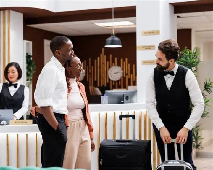 How do guests stay warm at the Hôtel de Glace?