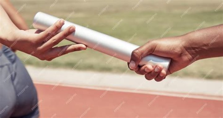 How is baton exchange in relay race?