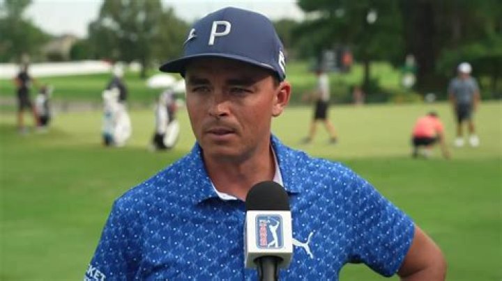 How long did Rickie Fowler date his wife?