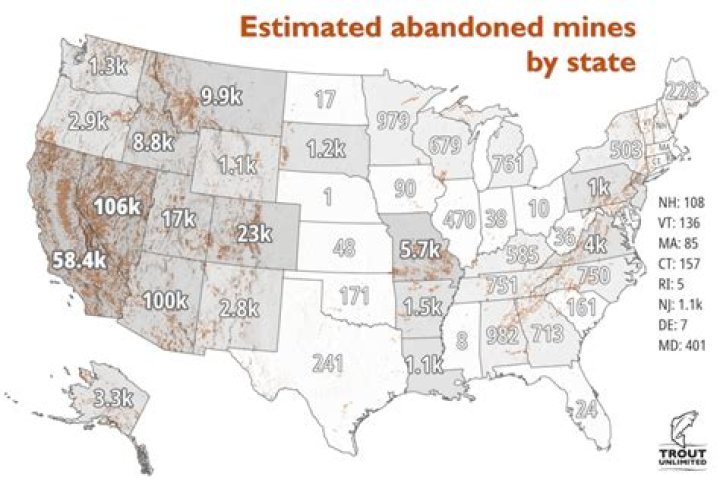 How many abandoned mines are there in Arizona?