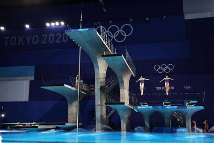 How many dives are in the Olympic preliminary?