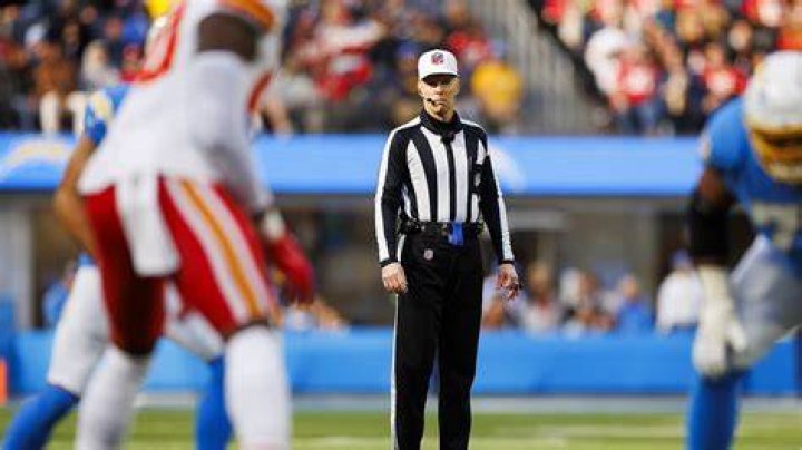 How much do NFL referees get paid per game?