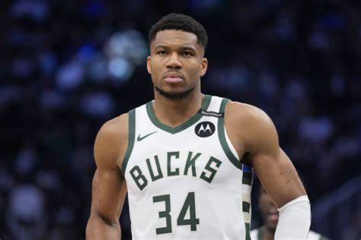 How much does Giannis Antetokounmpo make per game?