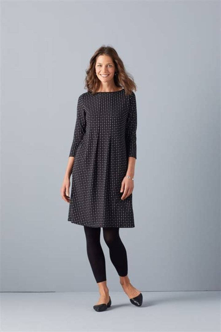 Is it OK to wear a dress with leggings?