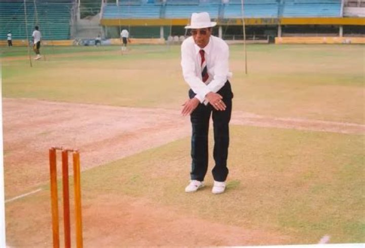 Is two bounce a dead ball in cricket?