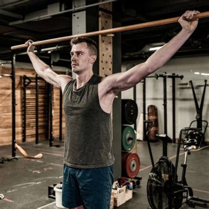 Should you stretch before lifting weights?