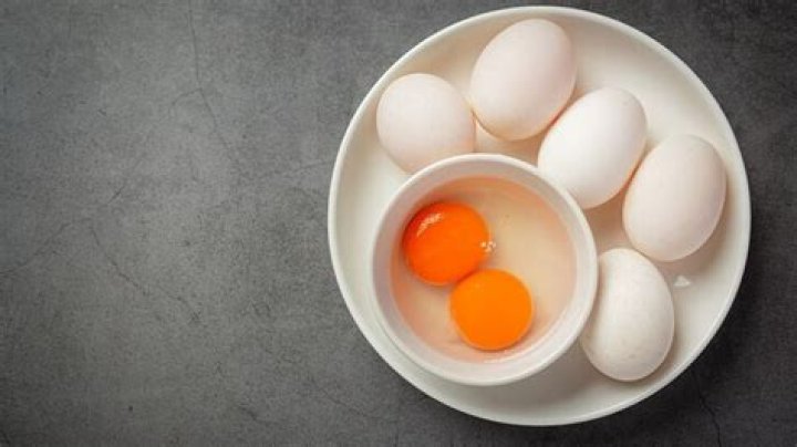 What are the symptoms of egg intolerance?