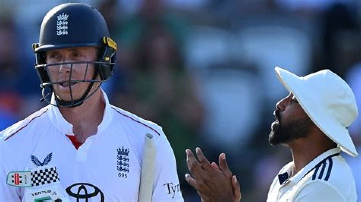 What bat does Zak Crawley use?