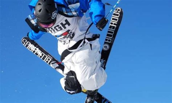 What do freestyle skiers wear?