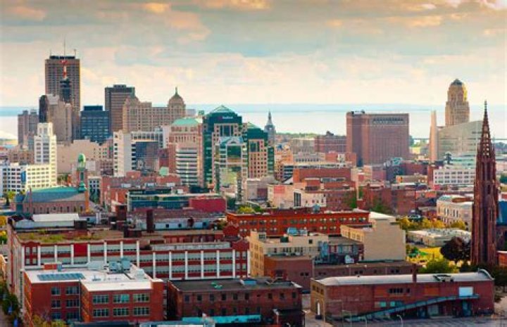 What hotel do NHL teams stay in Buffalo?