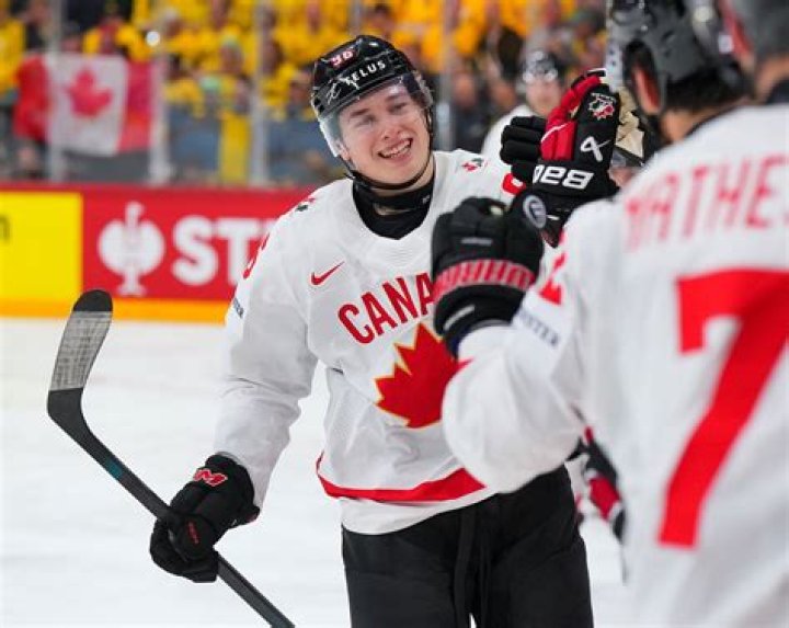What's the average speed of a hockey player?