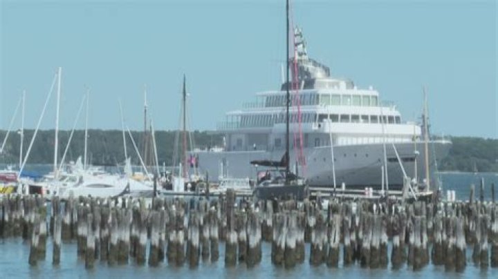 Where do the biggest yachts Park?