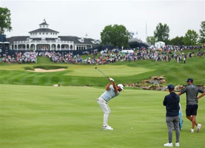 Who is the lefty in the PGA?