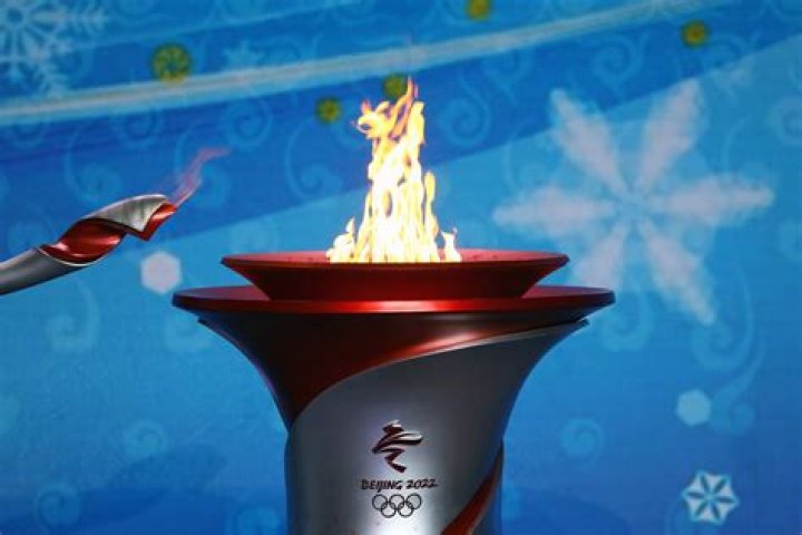 Who lit the Olympic flame 2022?