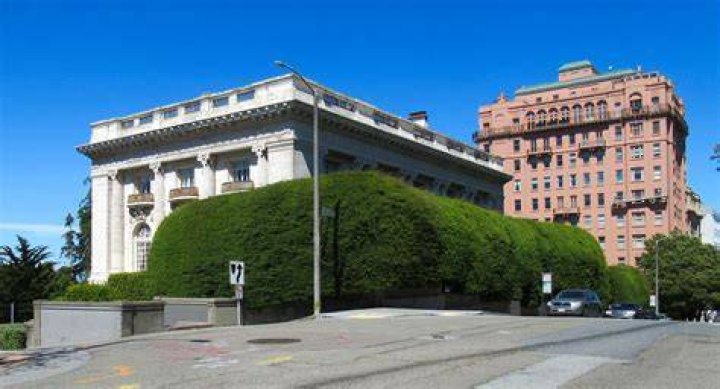 Who lives in the Spreckels mansion in San Francisco?