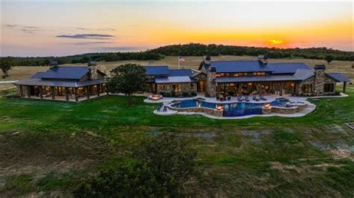 Who owns the biggest ranch in Texas?
