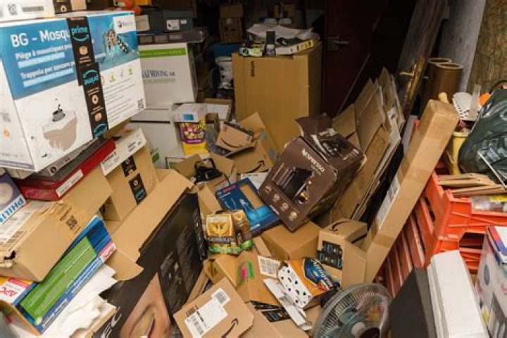 Who pays for the cleanup on Hoarders?