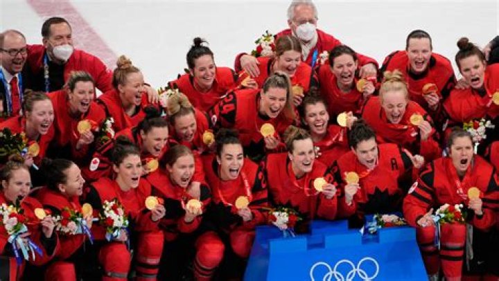 Who won gold silver and bronze in women's ice hockey?