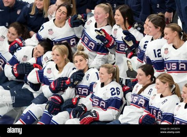 Who won women's hockey 2022?