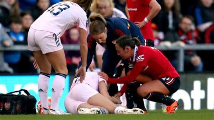Why do skiers tear their ACL?