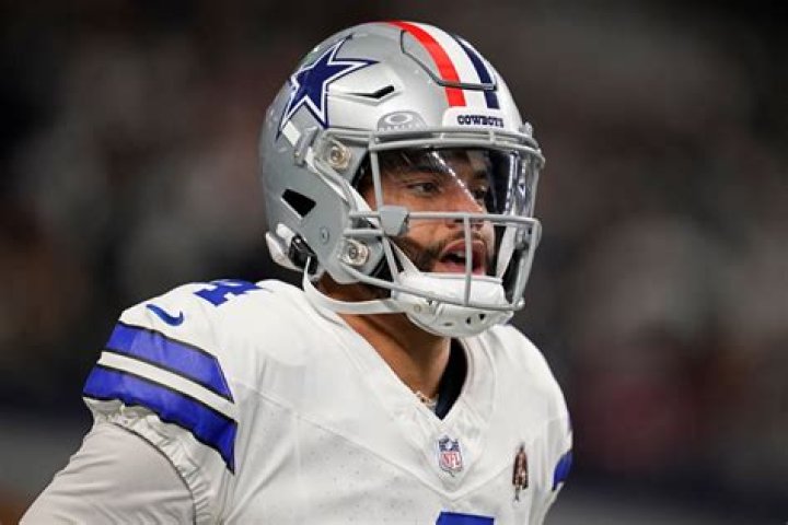 Why do the Dallas Cowboys have a red stripe on their helmet?