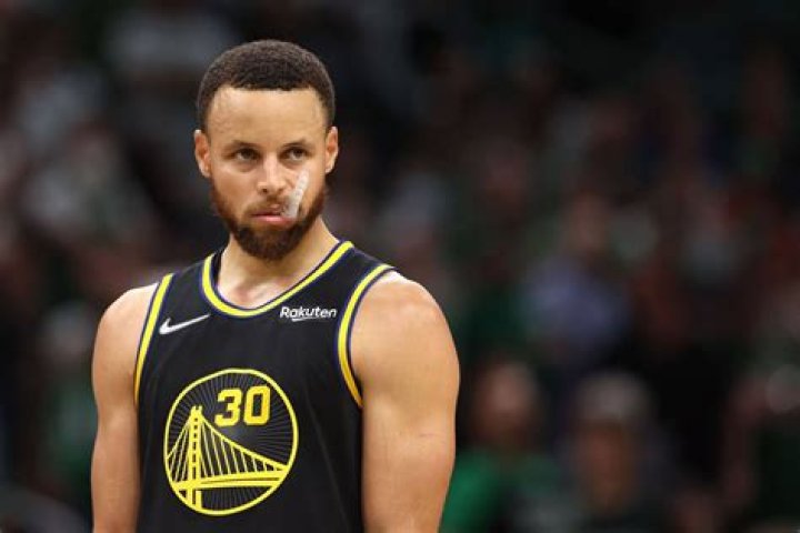 Why does Steph Curry chew his mouthguard?
